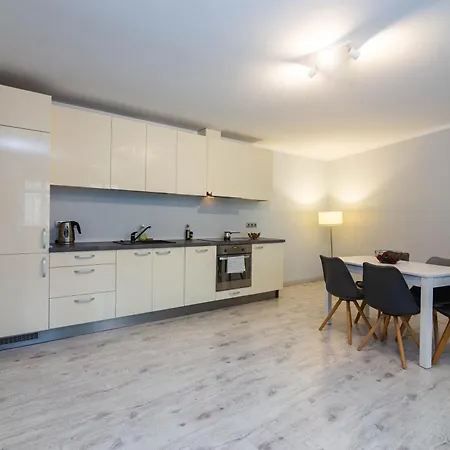 Charming 3-bedroom Center Flat *